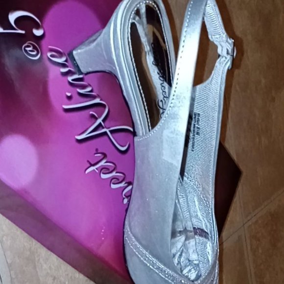 Silver Heels - Picture 2 of 4